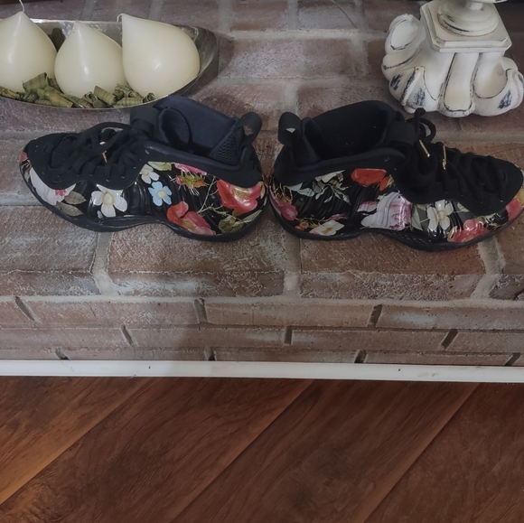 Women's Excellent Condition sz 9 Foamposites. Only worn a few times. Great style - Picture 5 of 8